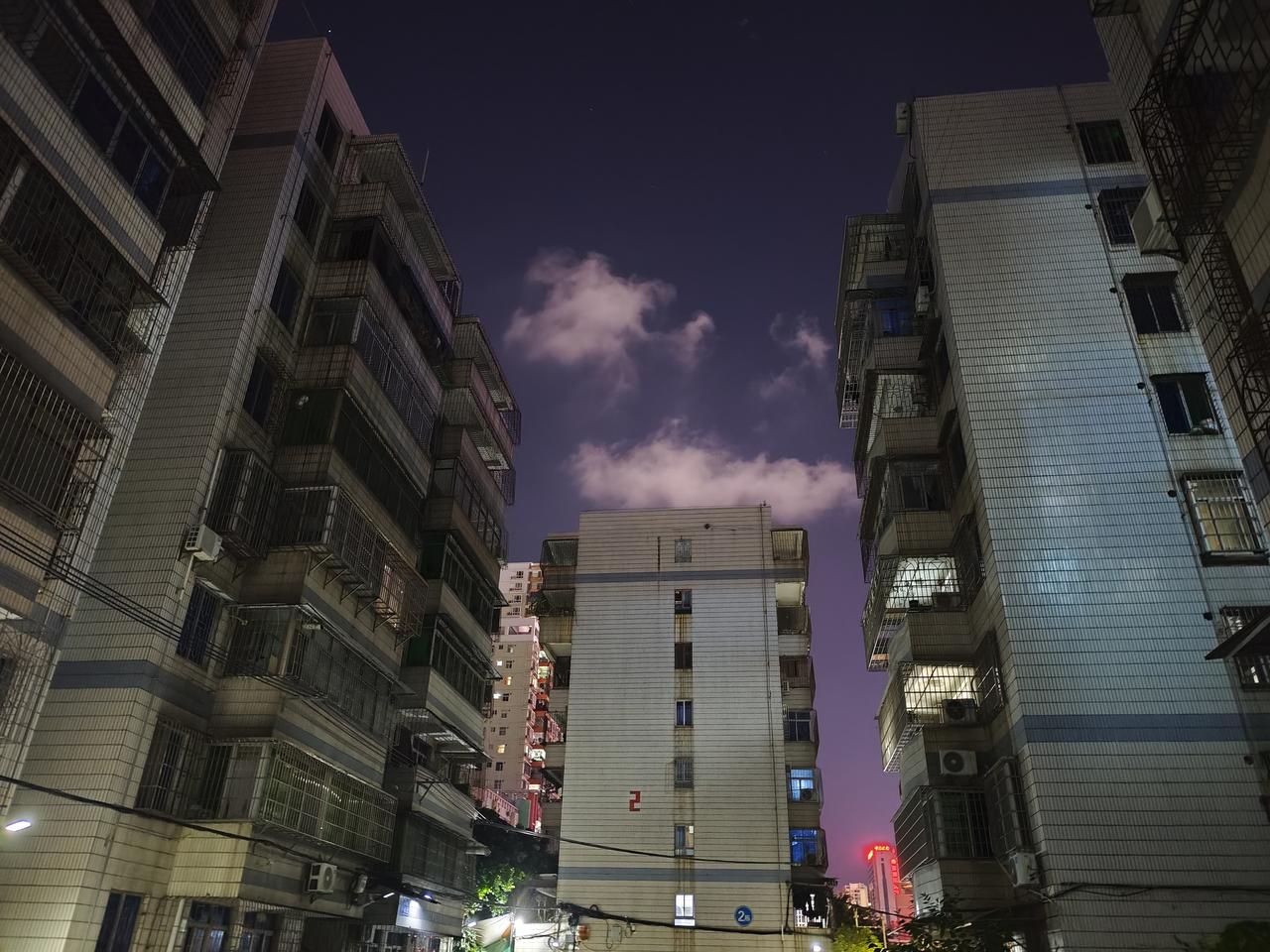 刷到一句扎心的话：“自媒体是给普通人留的最后一个上升通道。” 深以为然时，忽然想