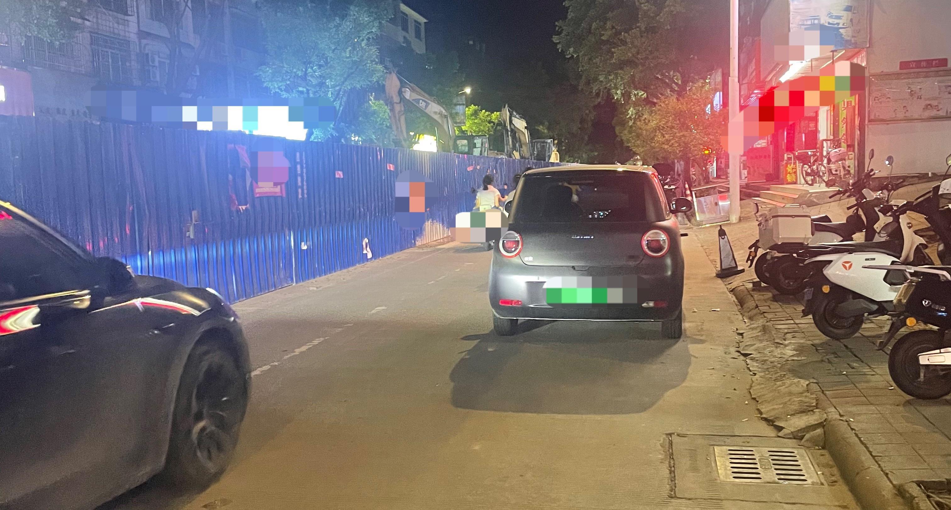 【玉林金玉路新能源小车停路边女子躺玩手机】8月20晚，玉林市金玉路一辆新能源小车