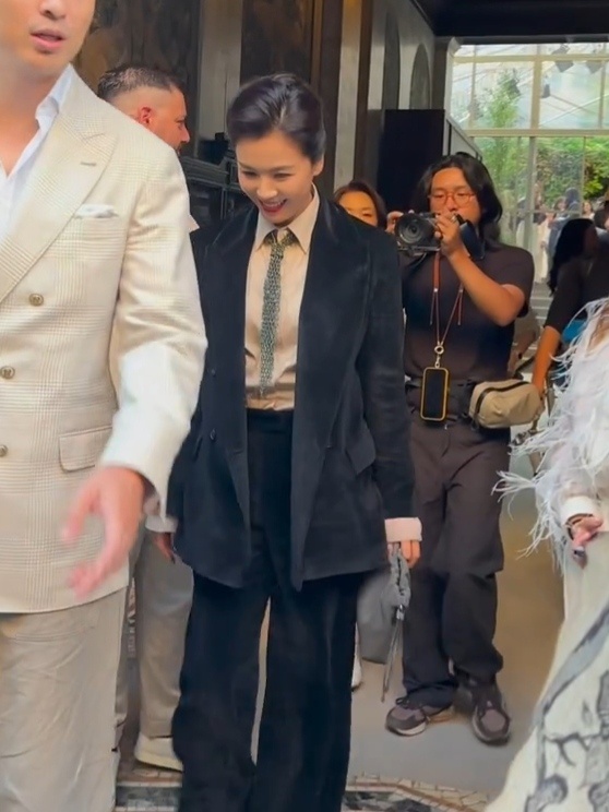 刘涛摘掉眼镜就是百合小说里的年上总裁妈咪 ​​​