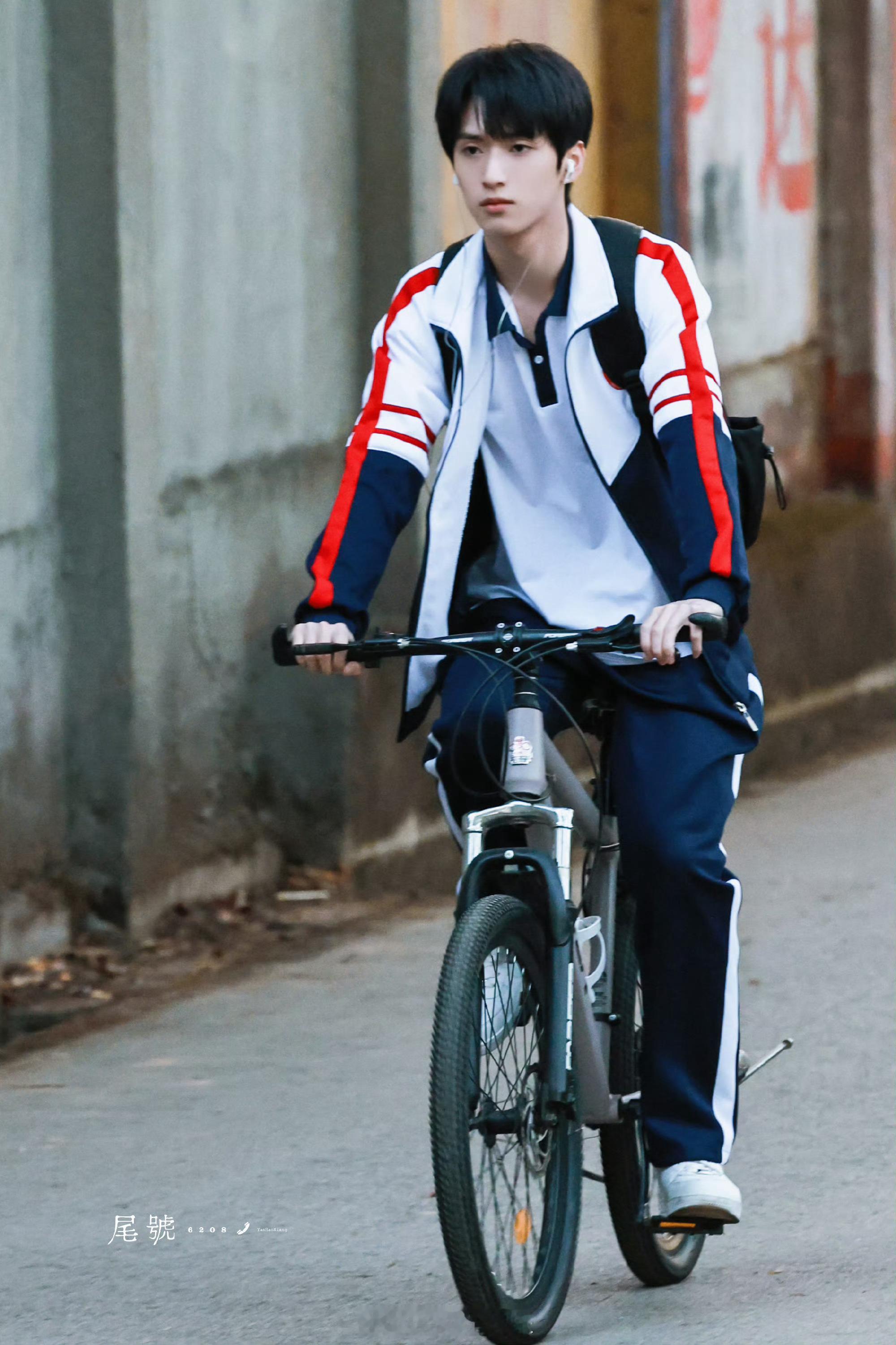 严浩翔校服骑单车路透  我要坐后座[泪][抓狂] 