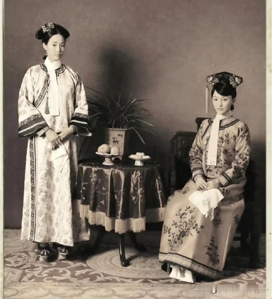 海兰这模样哪像好姐妹，分明就是如懿身边的婢女啊！谁会让自己的好姐妹站着伺候，自己