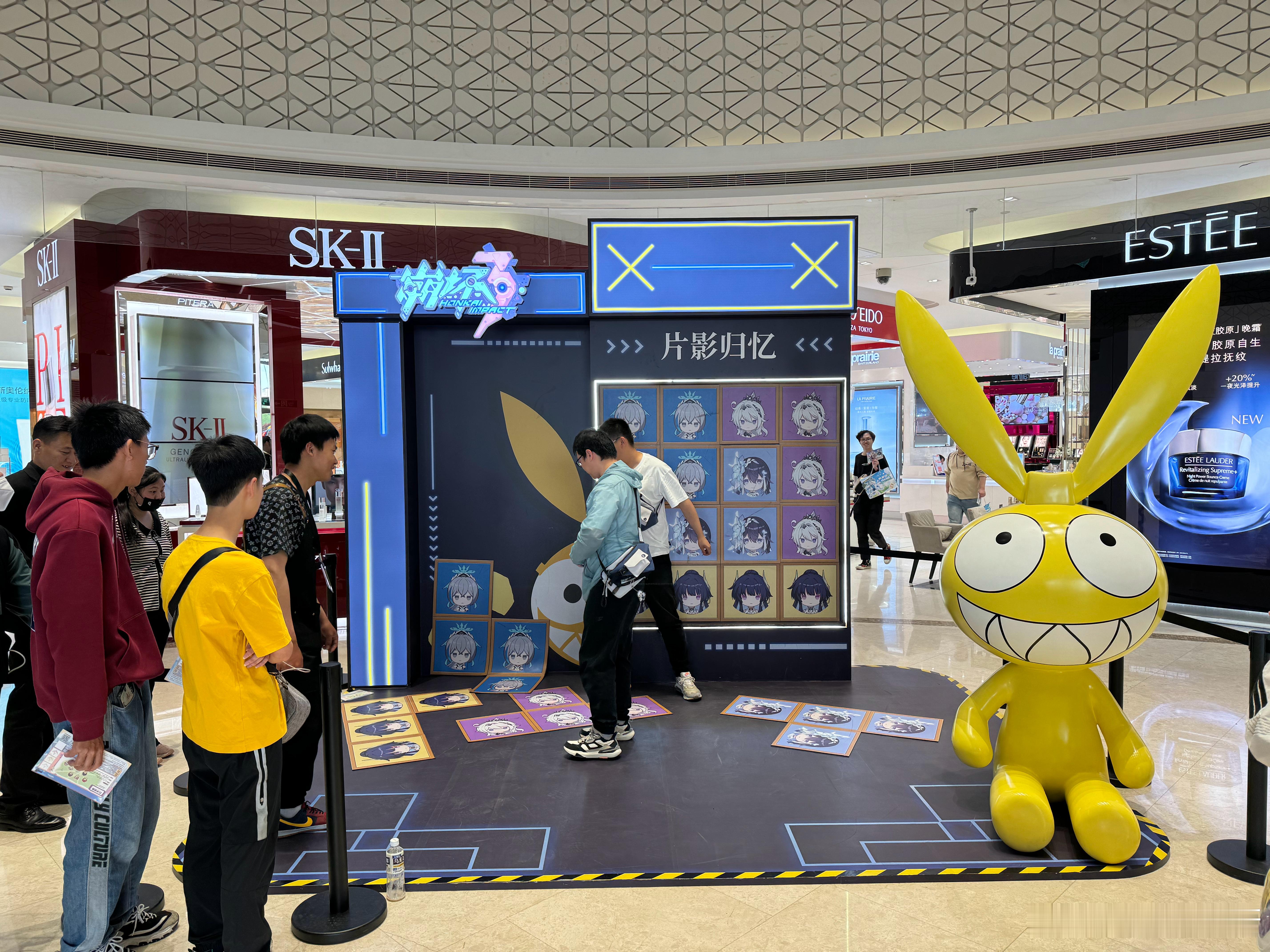 去了崩三线下主题展打卡，集满印章抽到一个挂件[馋嘴] ​​​
