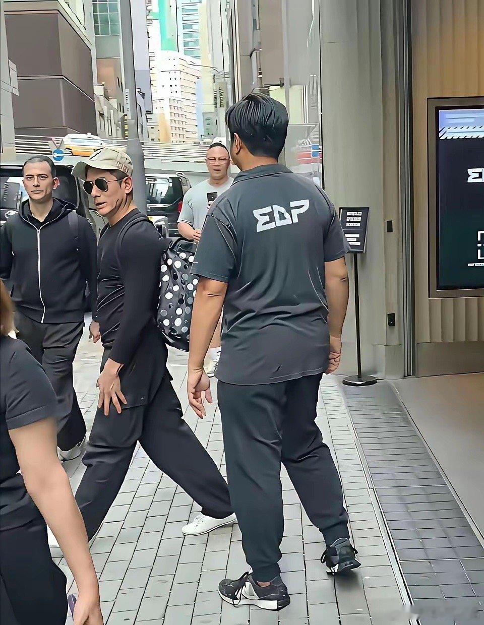 60岁的郭富城现身香港街头，目测身高1.68左右，虽不高，但身材比例挺好，没有大