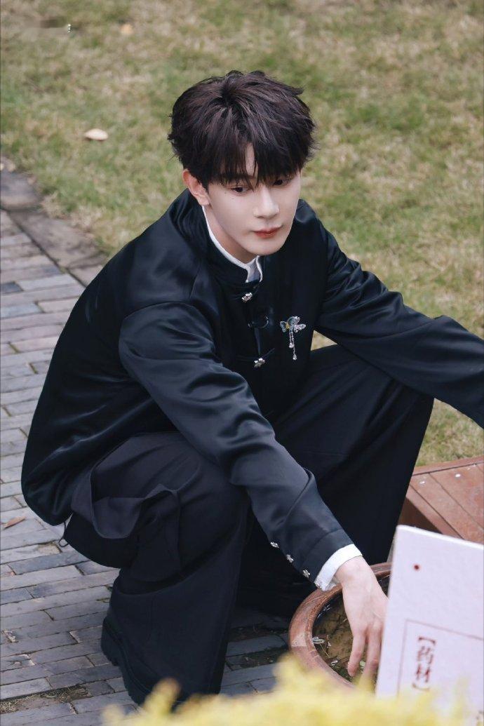 #夏之光国医少年志#夏之光《国医少年志》上班路透黑色新中式太帅啦，录制顺利 [心