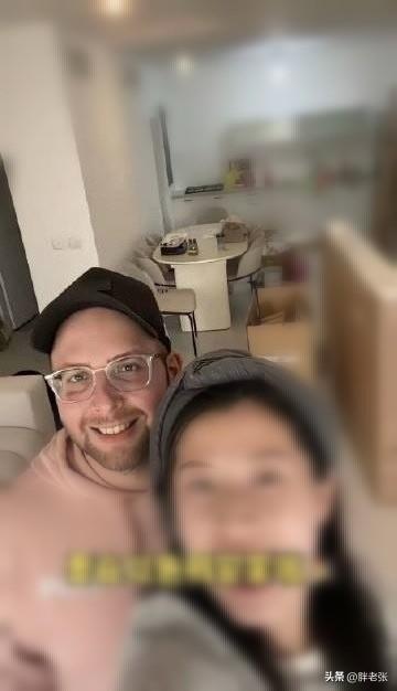 她骄傲地向国内网友展示以色列独有的Mamad公寓安全空间！

“Mamad公寓安