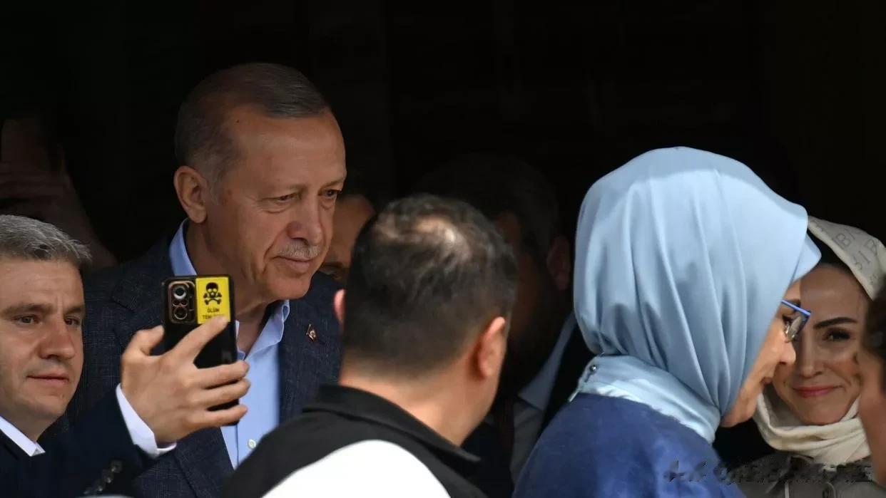 埃尔多安在伊斯坦布尔的土耳其大选活动中投票

来源:俄罗斯卫星通讯社

土耳其现