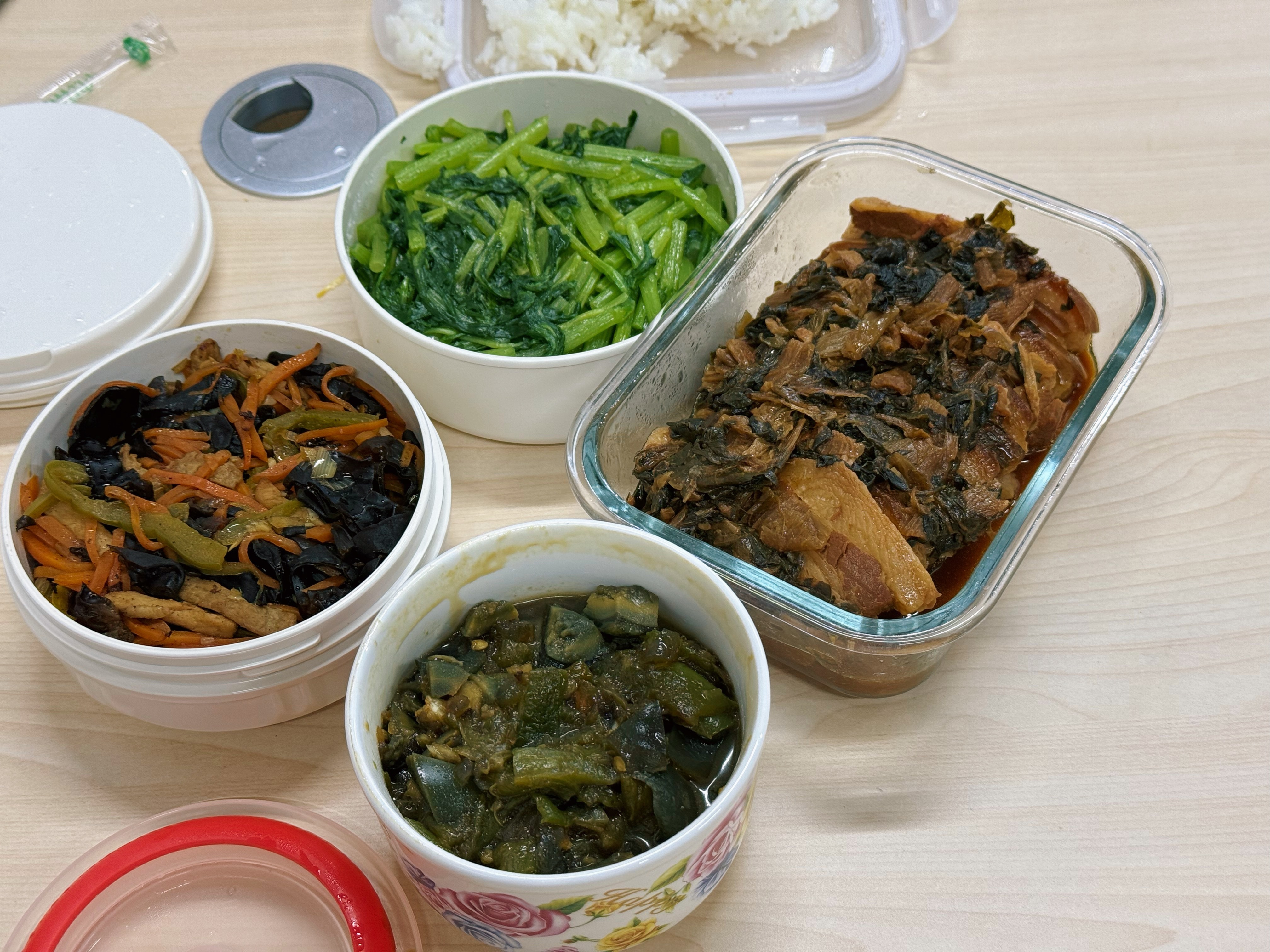 今天中午我妈居然做了擂椒皮蛋[泪][泪][泪]太好吃了！我还以为这种菜只能在潇湘