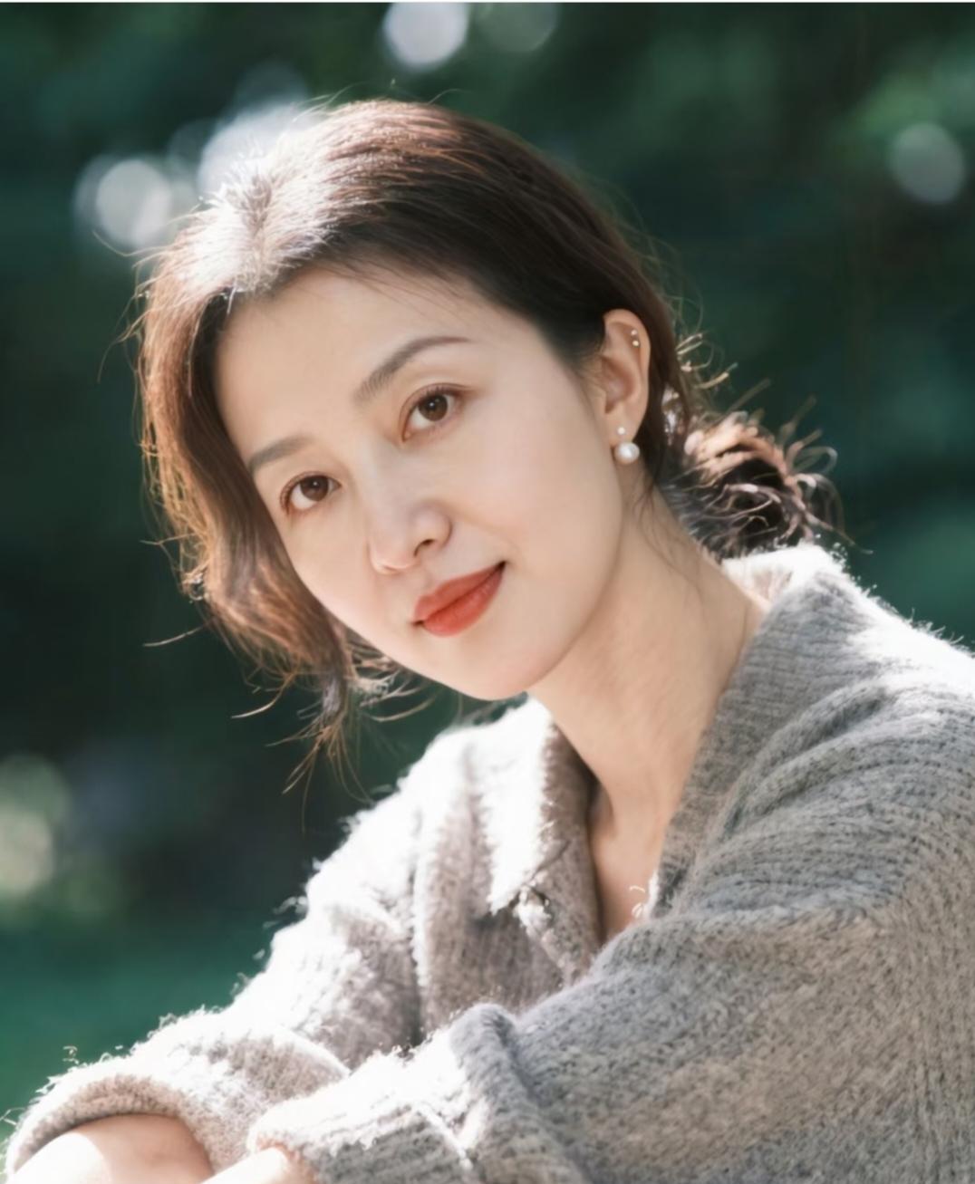 52岁离异后，我为啥找伴儿不凑活？
每天清晨五点半，她雷打不动地在阳台摆弄那盆