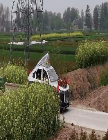摄像师拍完婚礼车队一看：天塌了！把文件格式弄错了，拍成老头乐了！