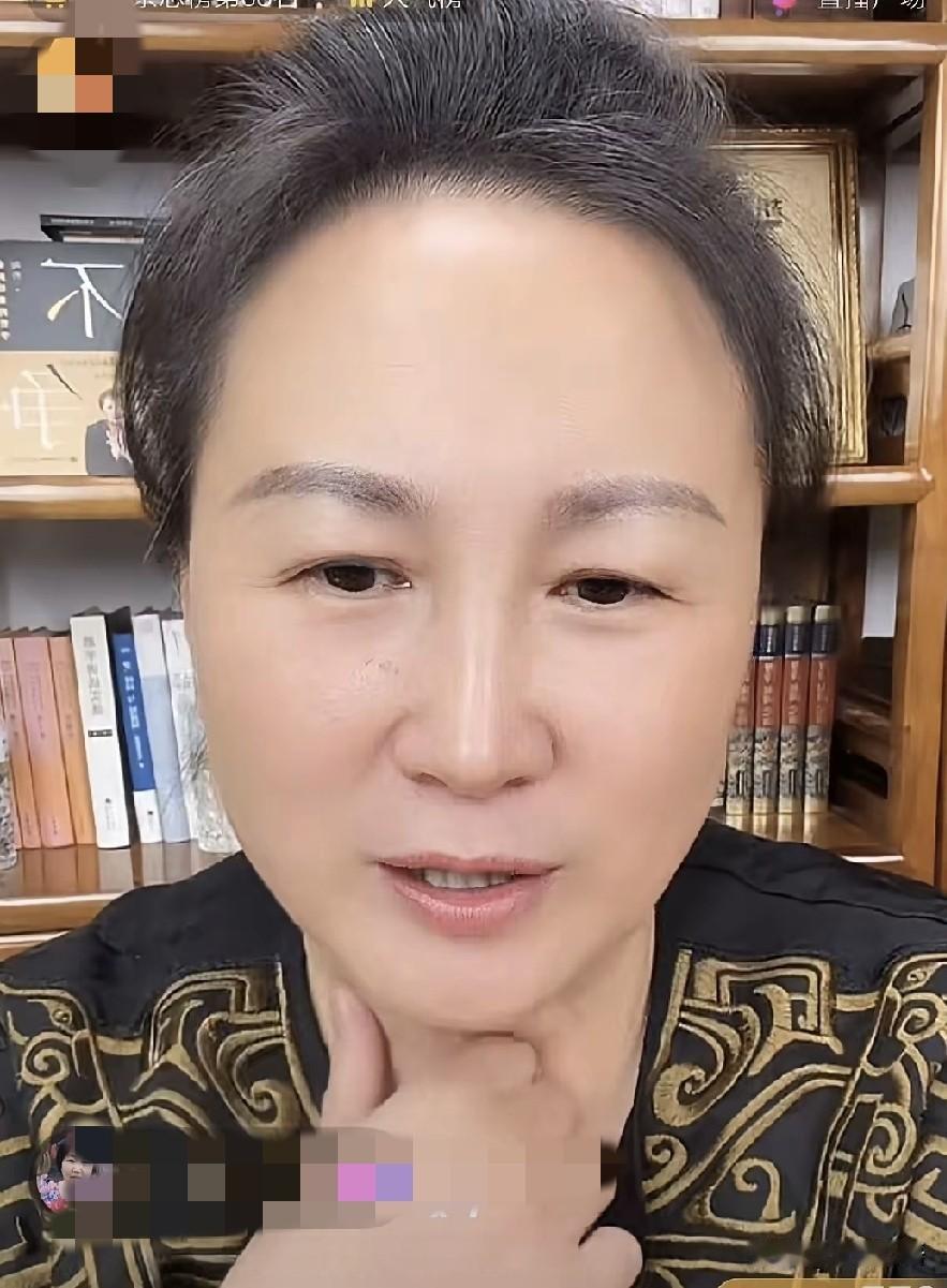 陶矜瘦了，头发白了，也感觉一下子老了……
听说她塌方了，她的军人身份是假的，所有