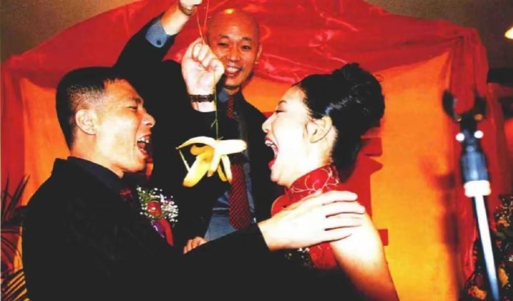 冯小刚的结婚照，这一张照片拍摄于1999年9月19日，地点在北京郊外的度假村，是