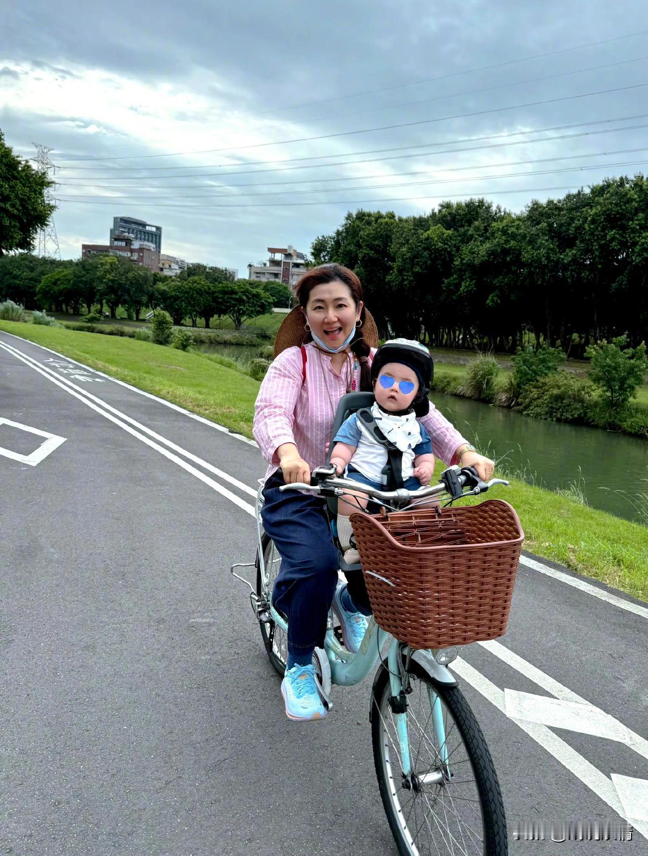 任家萱，一个真正爱孩子的妈妈！
5月12日是母亲节，任家萱发文表达了自己做母亲的