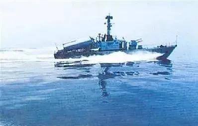 以色列“埃拉特”号值勤的观测兵，突然发现空中出现一个拖着尾巴的长条形“怪物”，朝