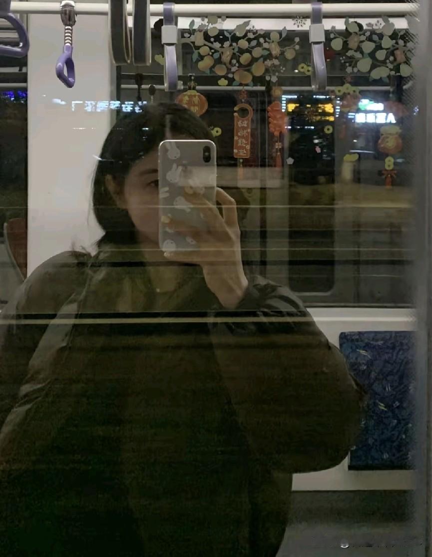 分享两张很有意境的照片。人生本身就是恍惚的，难得糊涂，世界并非非黑即白，五彩斑斓