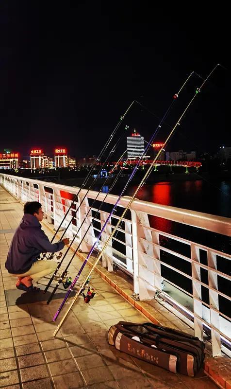喜欢夜钓的朋友，可曾遇到过趣事？我来分享一件。
有一回，一个朋友去江边夜钓。离他