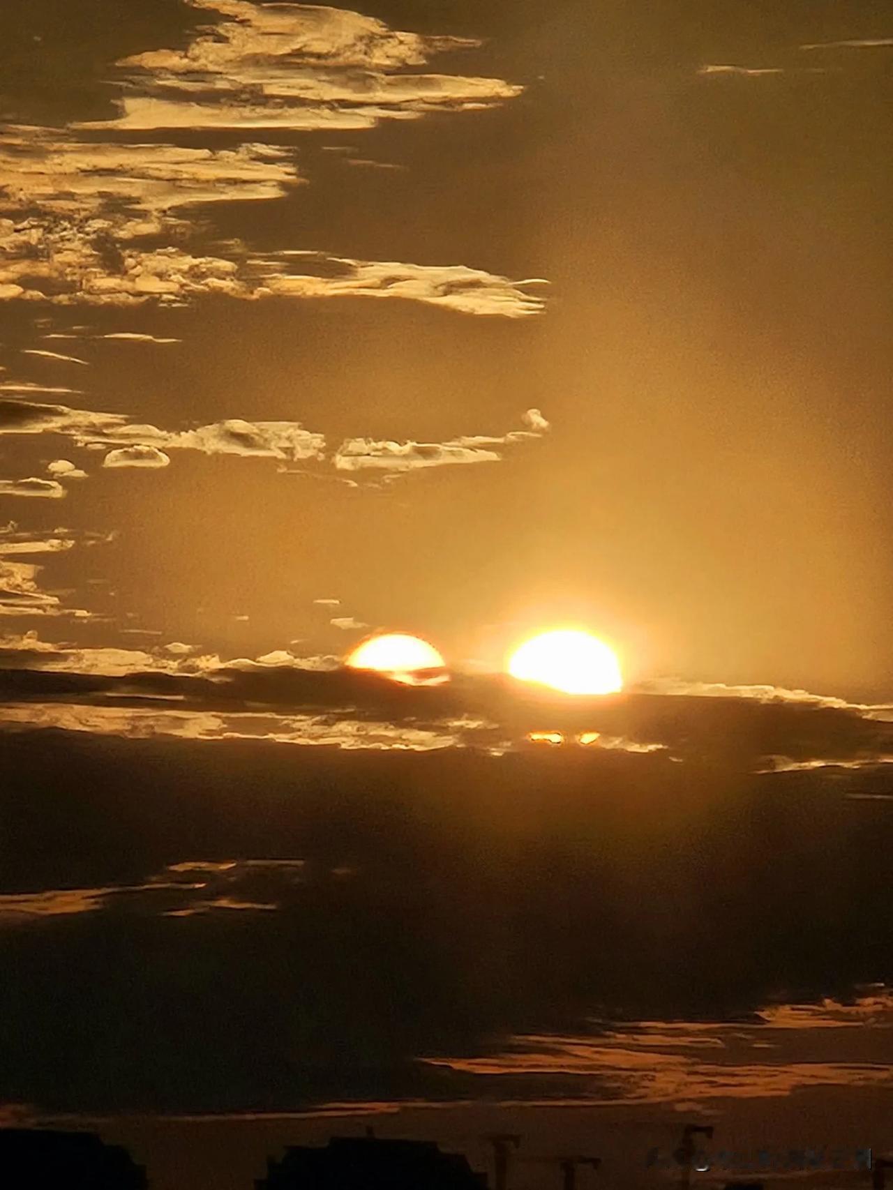 夕阳西下，云海翻腾，宛如仙境。

天有大美人有情，
日有定辉云不同。
高光终是一