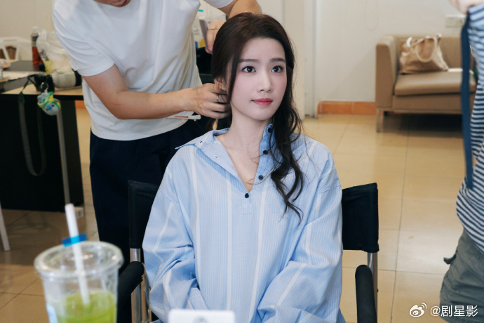 卢昱晓居家女友感  今天的造型真的很有居家女友的氛围感了呀，我们的卢昱晓下衣消失