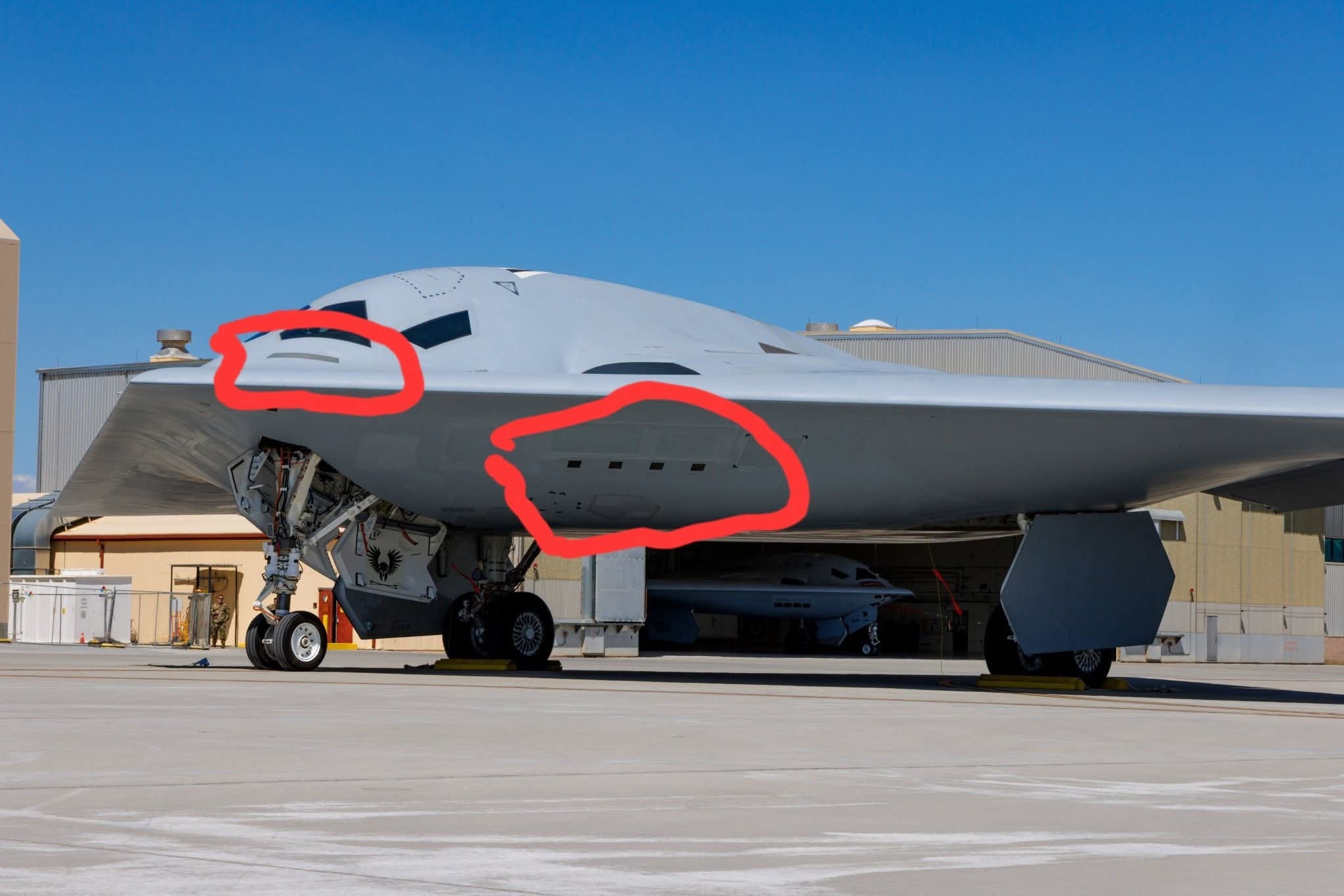 B-21可能用了F-22/35同款的磁吸保护罩来保护其机身上的传感器​​​