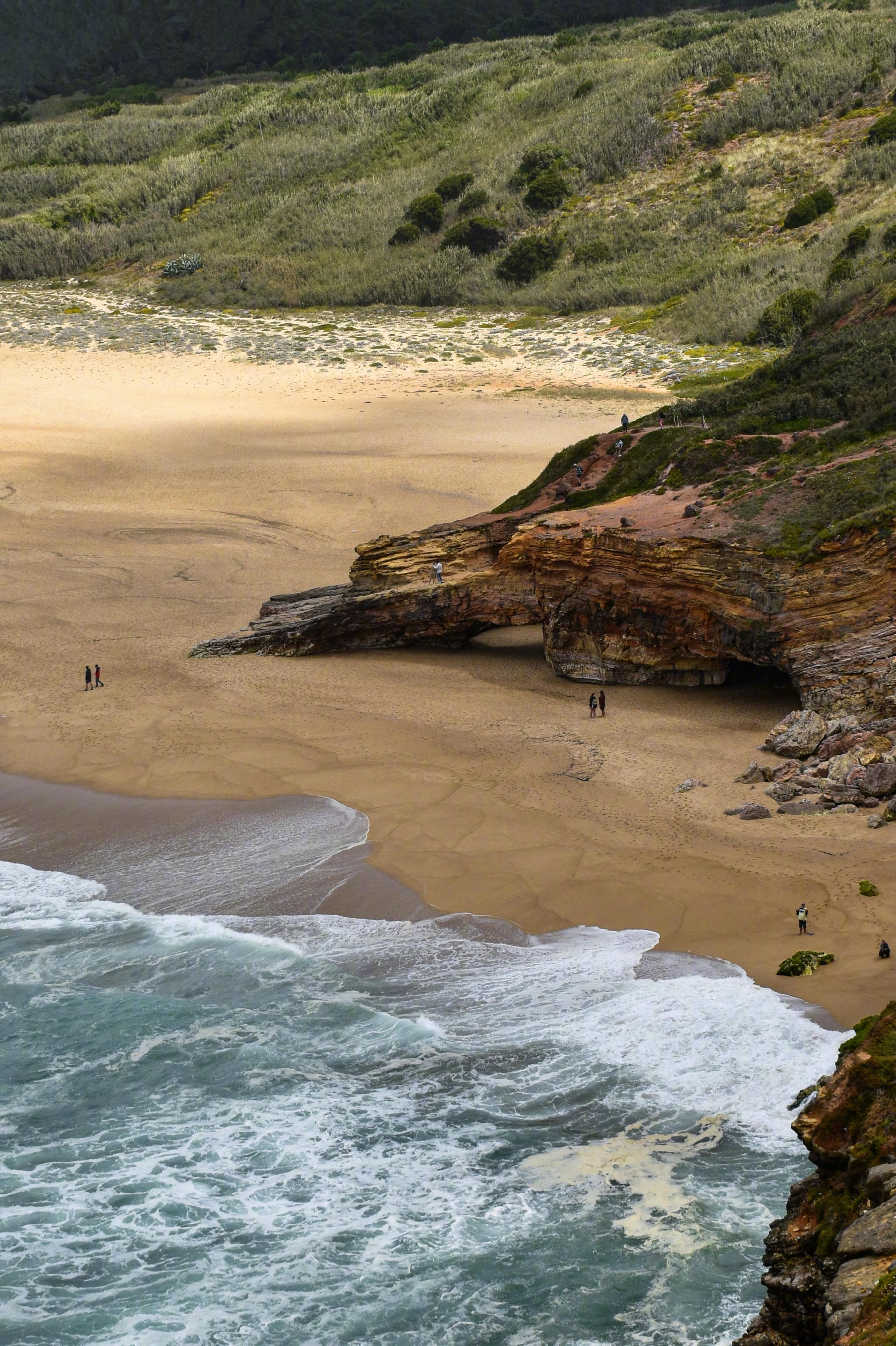 关于爱的故事里，并不是只有爱情。有时候甚至没有一句“我爱你”。然而我们相亲相爱。