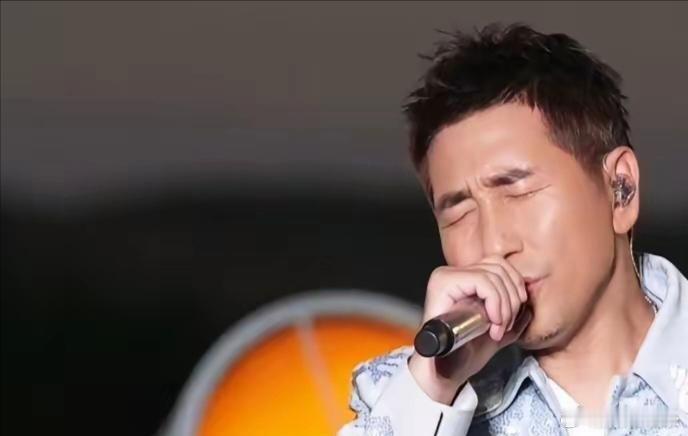 当年骂沙宝亮吃老本的人，这回突然都不吱声了，网上曾经有个说法：沙宝亮靠一首《暗香