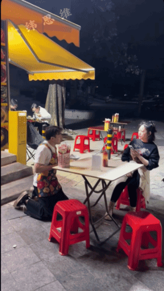 腿软磕头，
男孩头回见美女，
腼腆心慌无所适从！