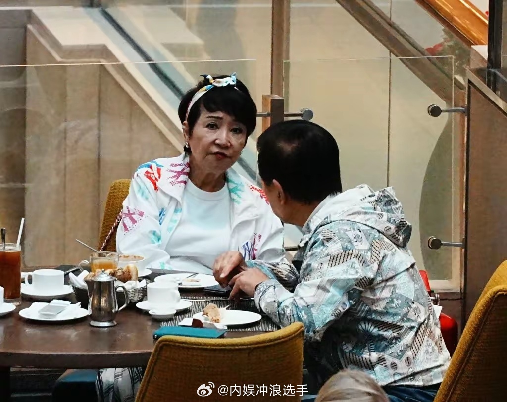 谢霆锋妈妈和老公逛商场谢霆锋妈妈73岁状态 谢狄波拉和老公逛商场 ​​​