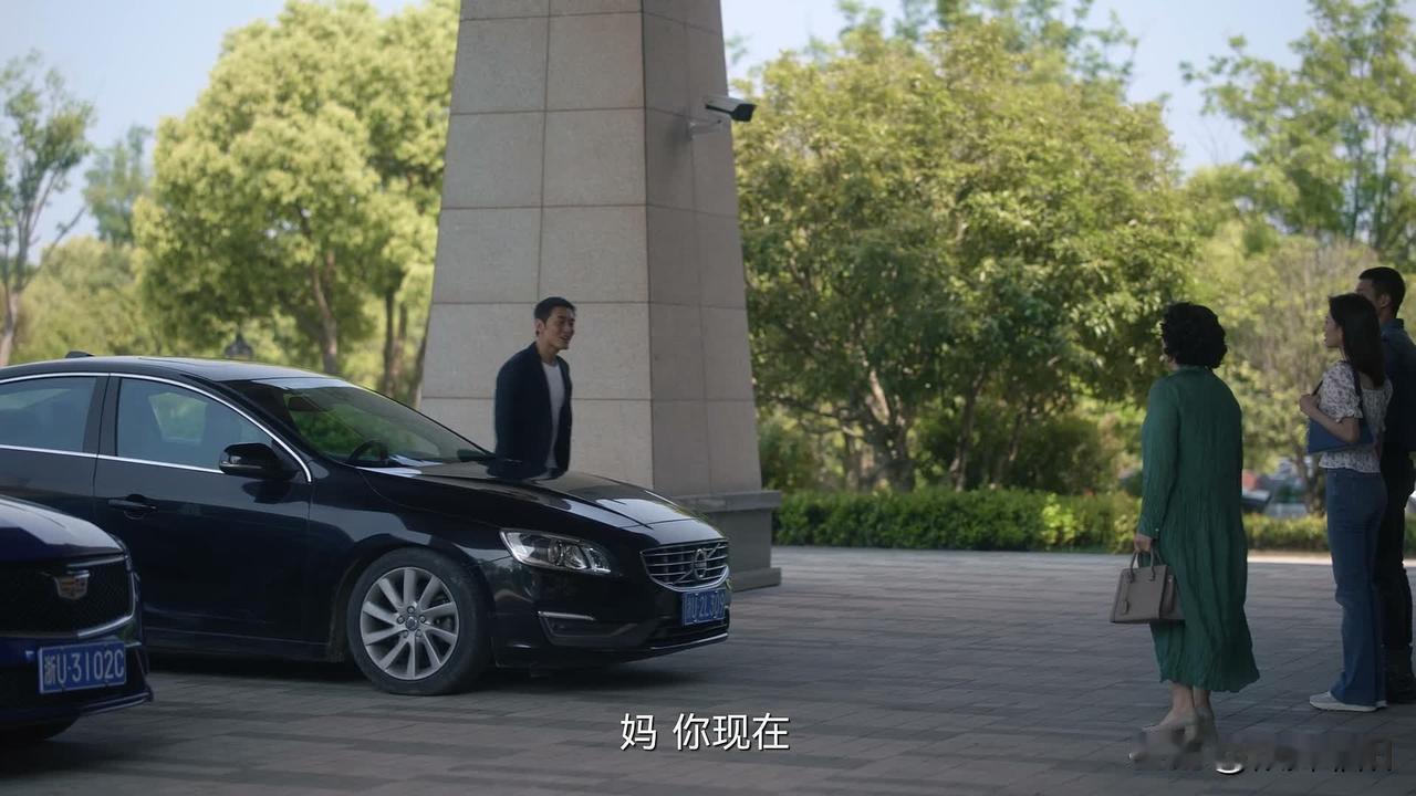秦峰下意识的这两声‘妈’，可太说明问题了

大姨看到了一个疑似秦峰的人，主动叫了