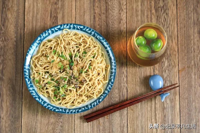 今天早餐就馋这口腌面了。
手工面刚捞出来，撒上蒜香油和葱花，
香得直咽口水。
再