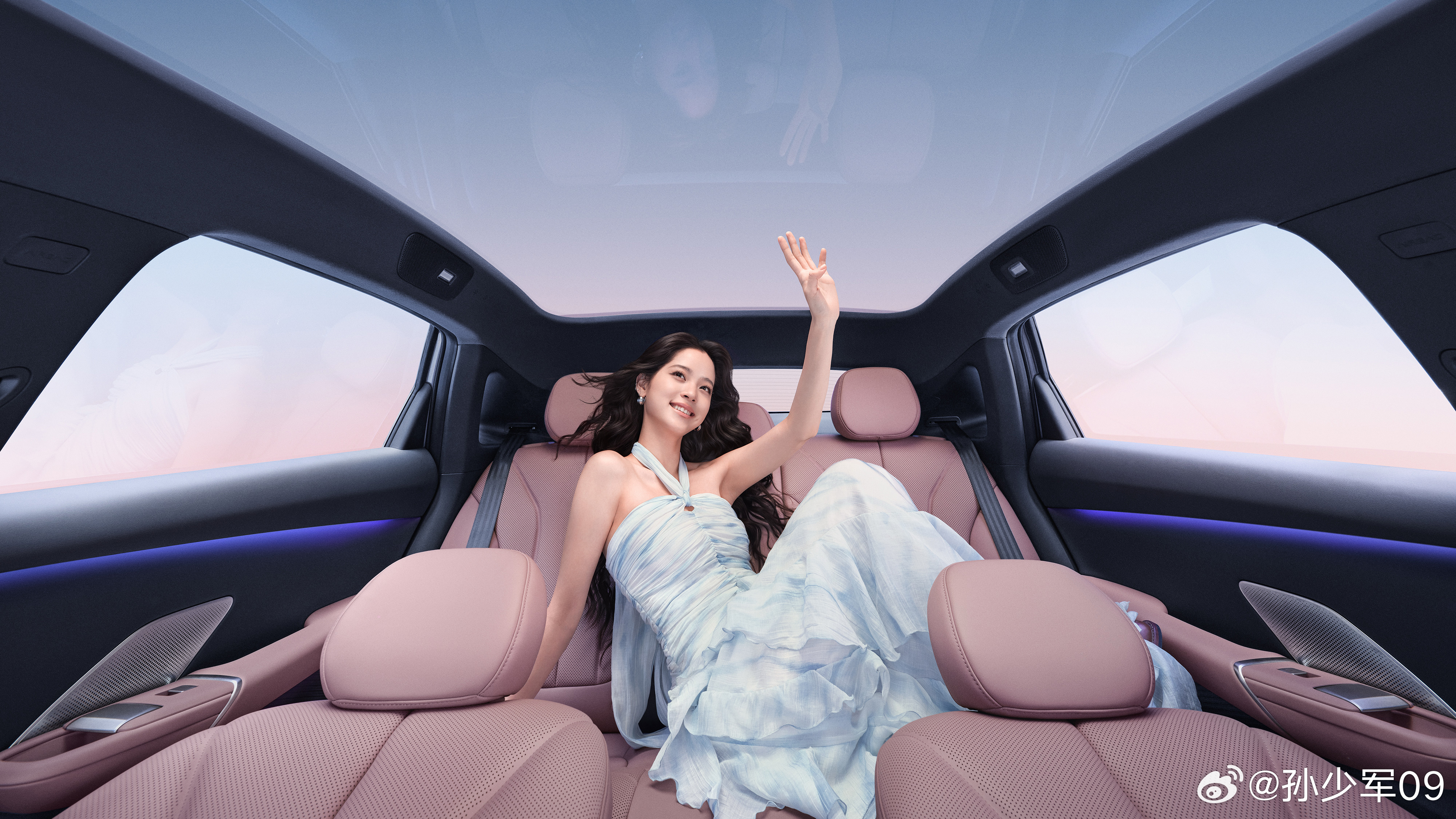 欧阳娜娜与 2026 款小鹏 MONA M03，新车除推出罗兰紫、牛油果绿全新配