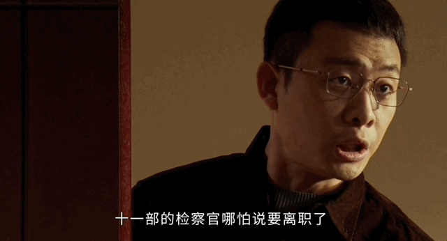 洪亮这把快刀18年未生锈以法之名哇塞，别看洪亮平时看着有点怂，实则外怂内刚。面对