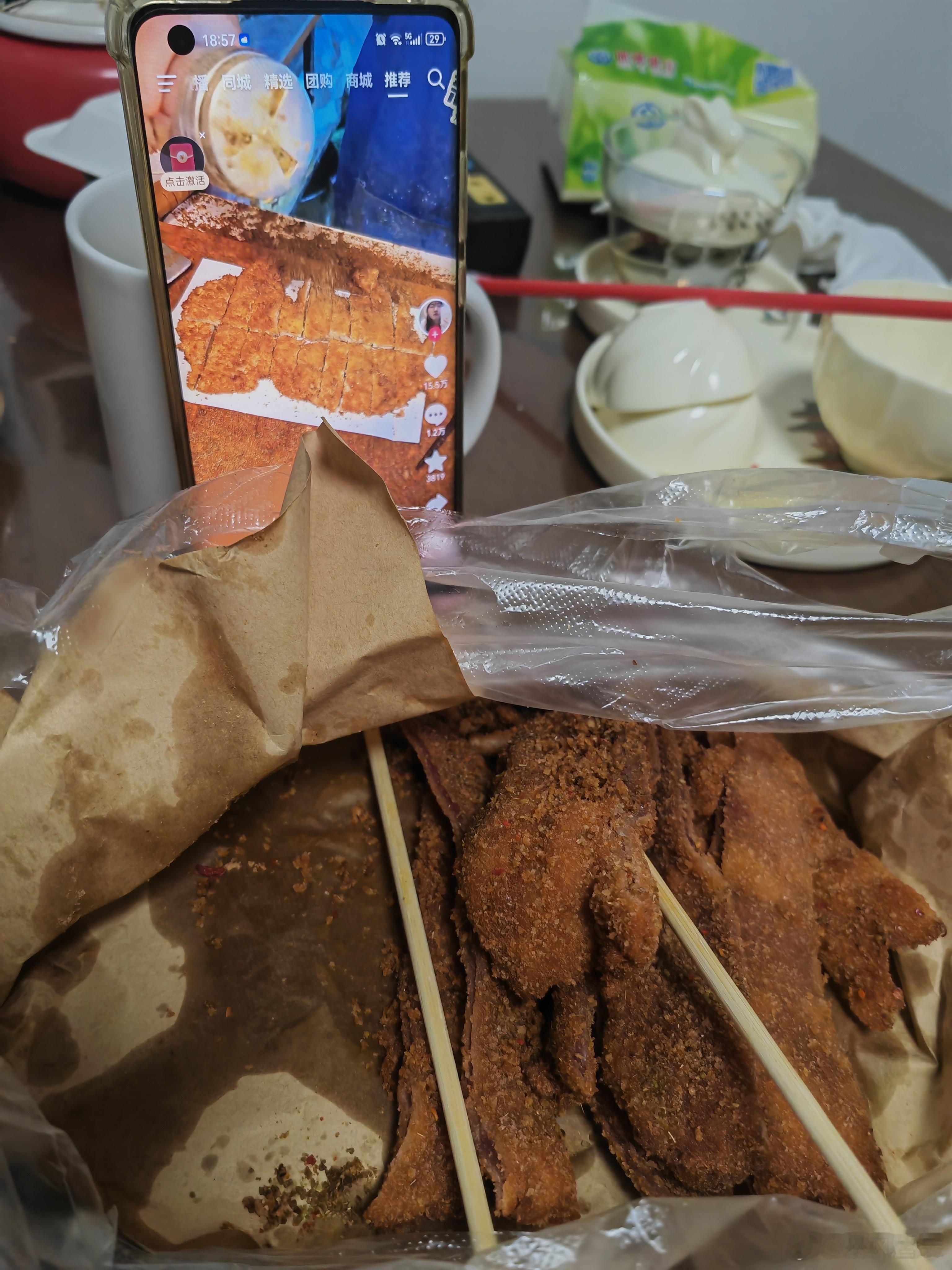 吃饭的时候刷视频，居然刷到了同款。