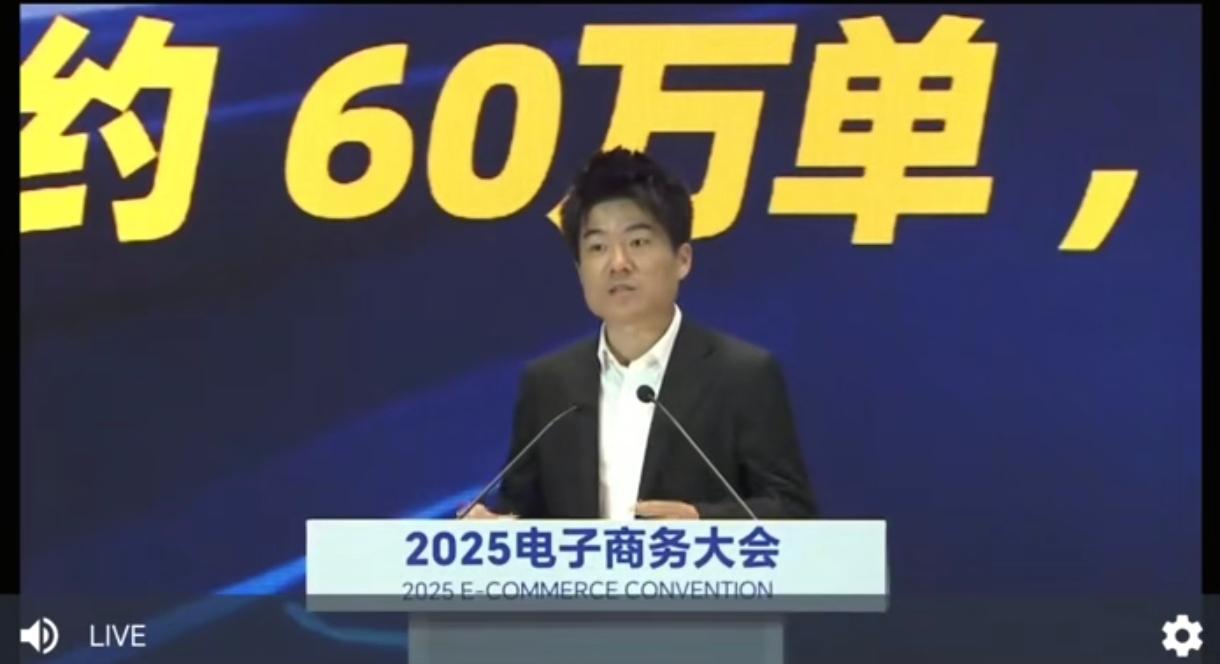 很多人一直喊董宇辉或宇辉习惯了，都把他当成了一个邻家哥哥或弟弟，除了对他的亲切感