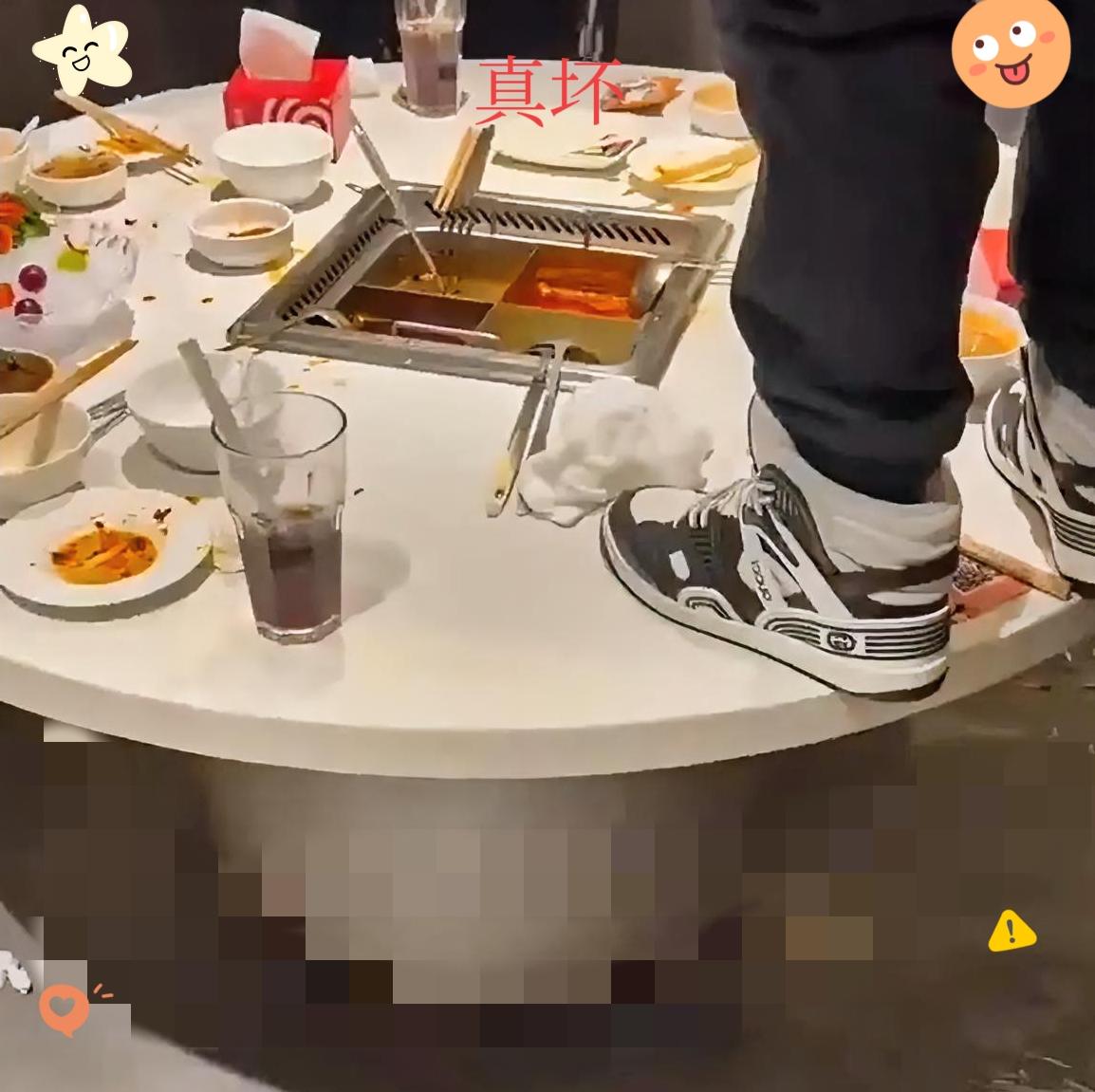 家人们，
惊掉下巴！
17岁少年在海底捞包间对着火锅撒尿，一泡尿，220万！
 