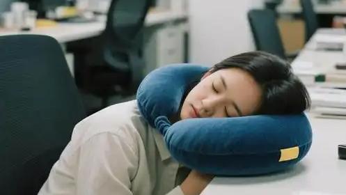 这个讨论本质上是打工人在体力耐力与个人时间之间的权衡。
支持派认为下午四点下班能