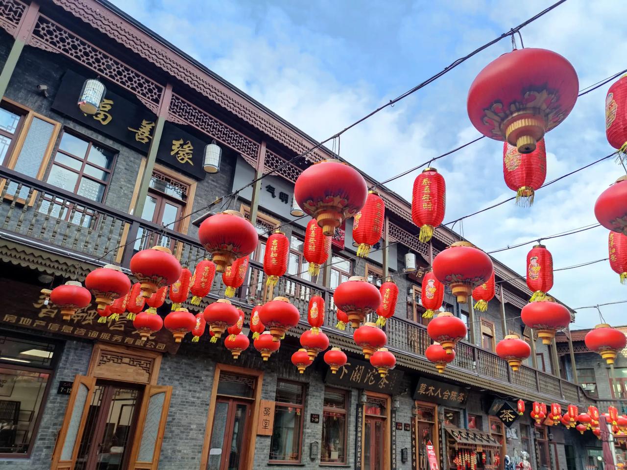 哈尔滨的天气一天比一天冷了，和老公今天打算到中华巴洛克去转转！

中华巴洛克位于