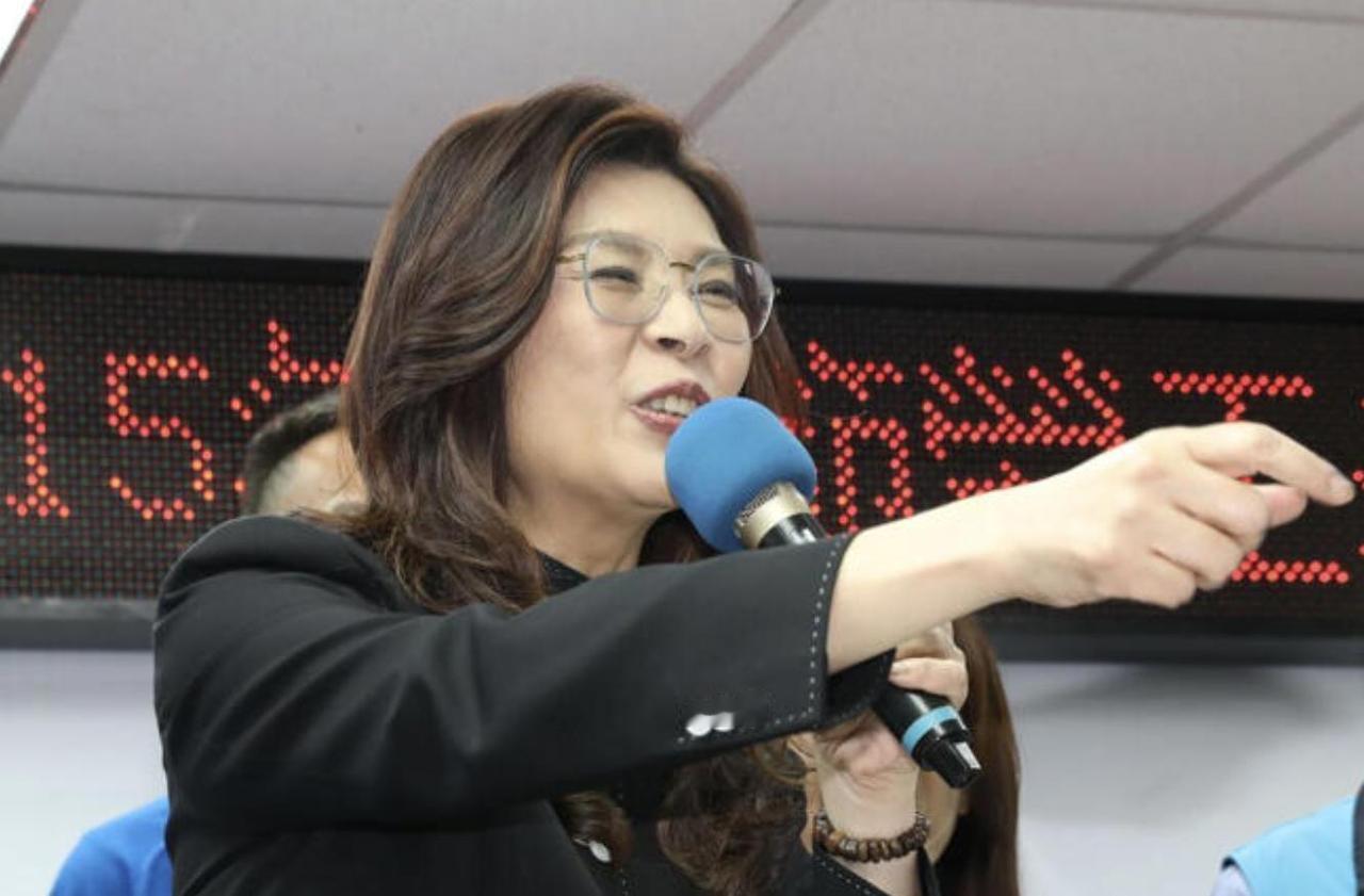 台湾百姓的血汗钱，该堆向美式旧武器，还是留给民生安稳？
 
台湾老百姓的辛苦积蓄