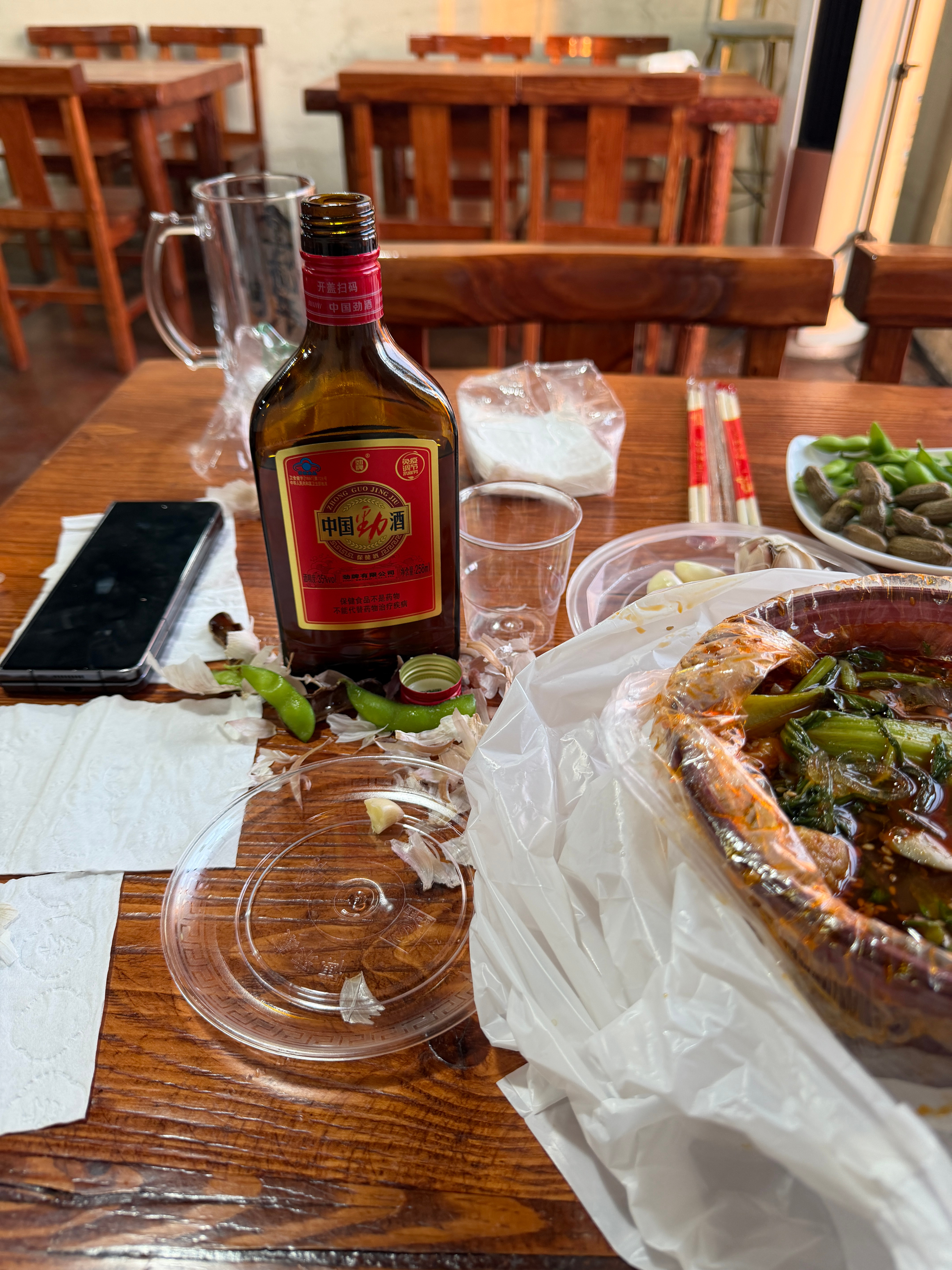 喝中国劲酒打亲朋好友 