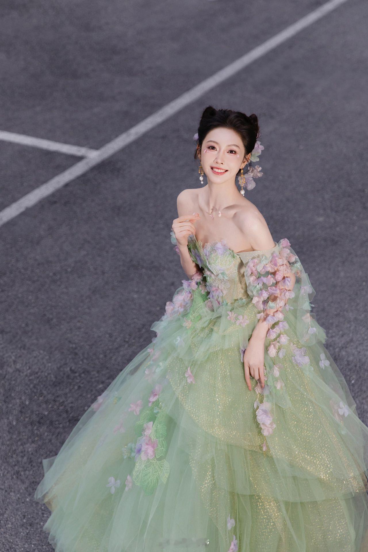 宣璐绿野精灵美成啥了 宣璐这身堪称“温室效应时尚化实践”！绿叶长裙是移动的生态系