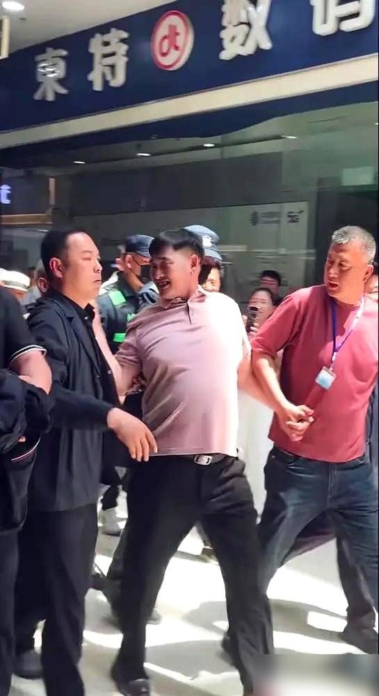全网刷你就是朱之文，可真有人因为网暴他，被关了6个月。
那个姓孙的，追着骂了四