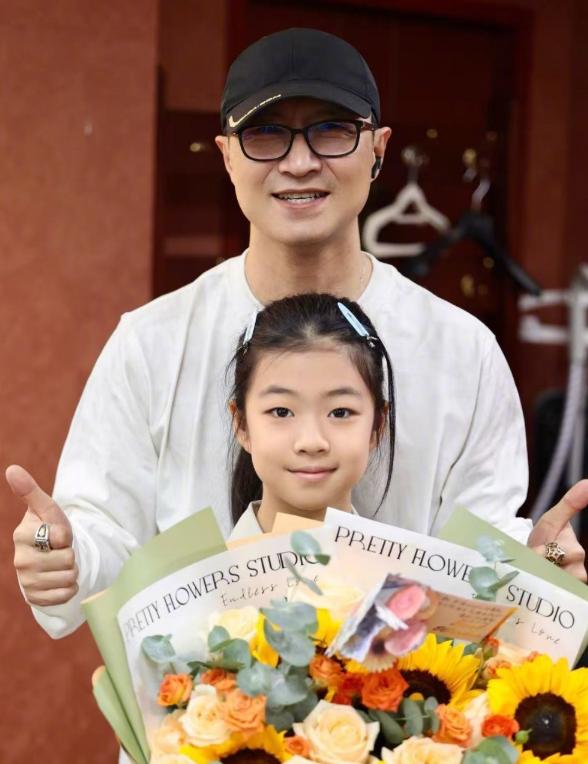 汪峰太骄傲了！
5月24日，汪峰十分骄傲的晒出女儿醒醒参加钢琴演出的照片，并配文