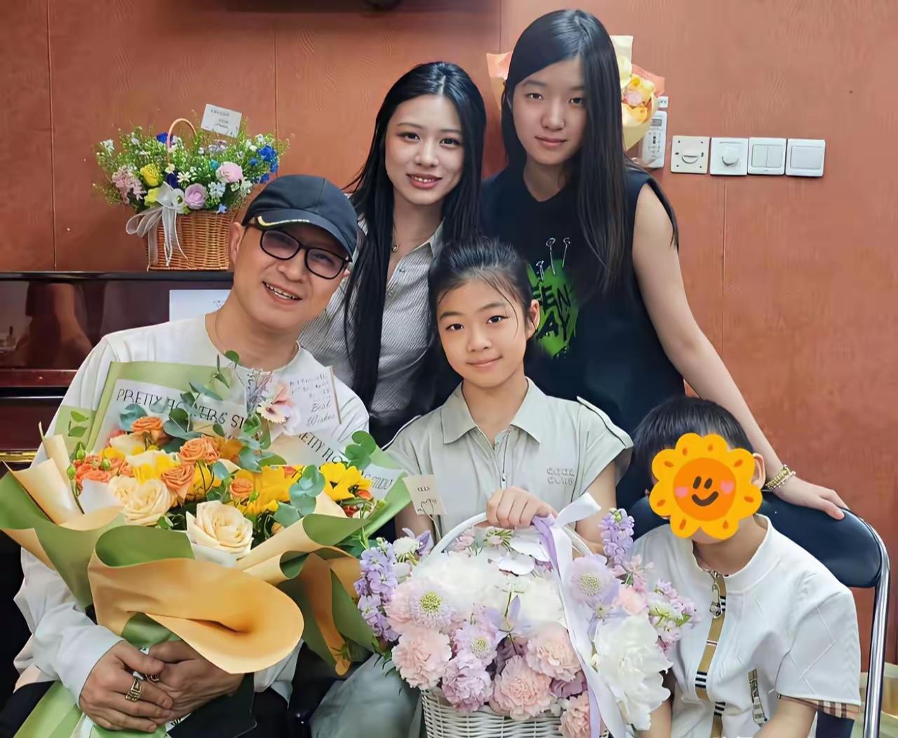 汪峰和四个子女的合影照，四个娃娃三个妈，你看他们都都像谁？