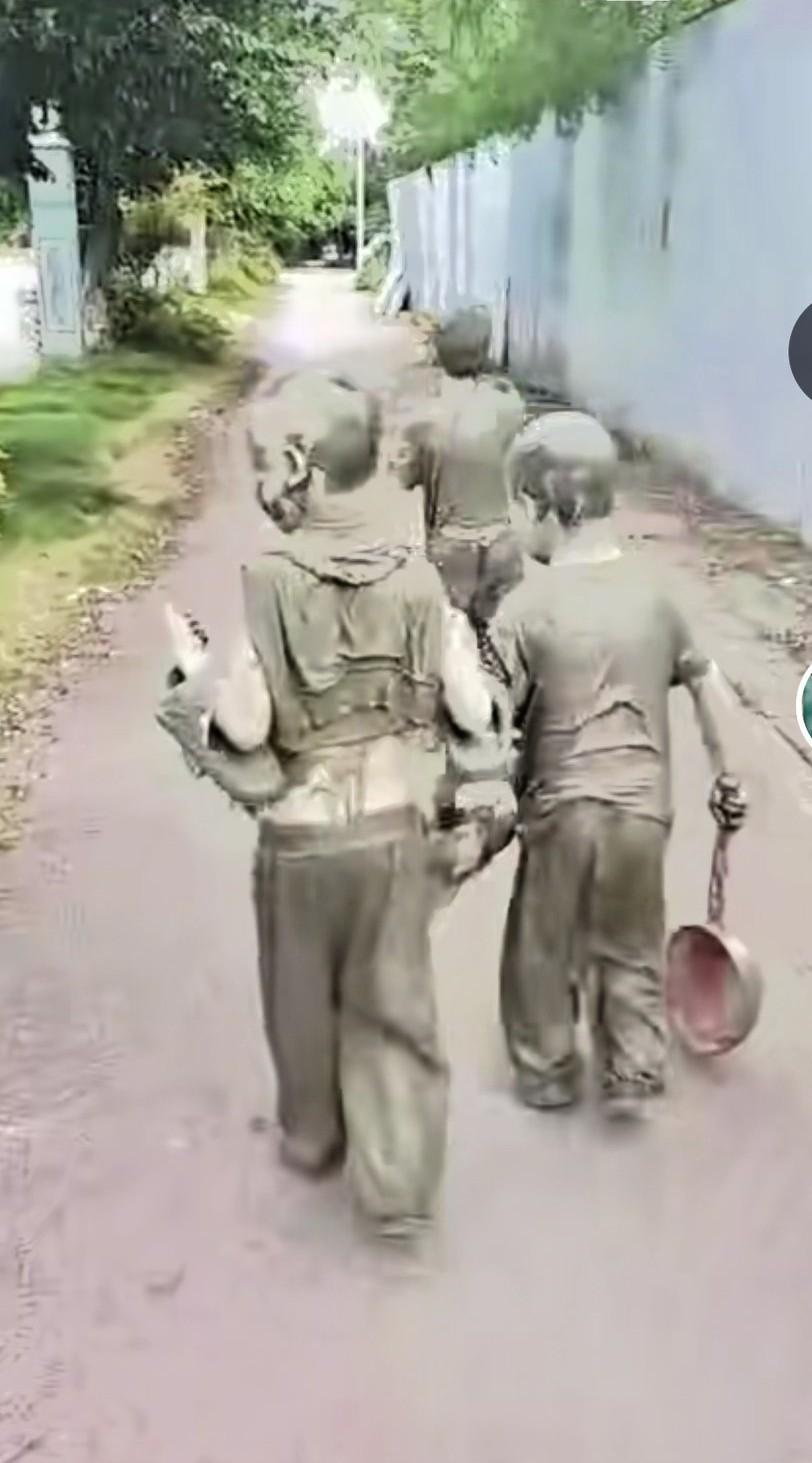 小孩哥们这一身回去，

我敢保证，

他们的童年绝对完整了。

不过，话说回来，