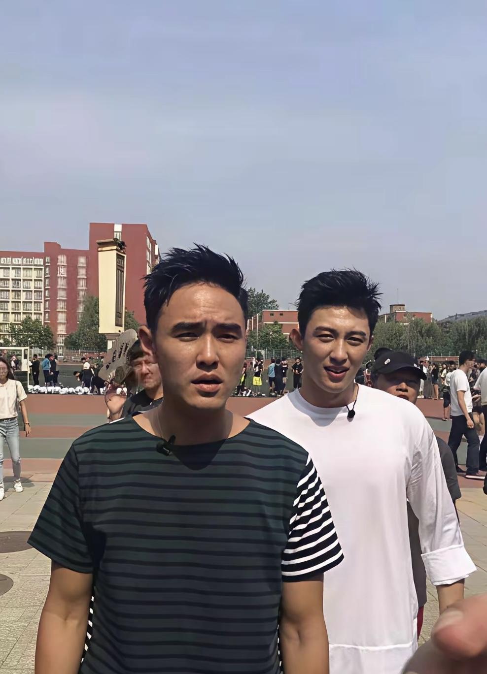 2016年，黄景瑜和阮经天参加综艺节目《约吧！大明星》的合影。

当时，两人在北