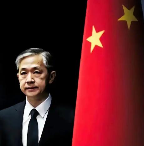 “先辈的血就白流了”——这句刷屏的呐喊，捅破的正是某些人精心包裹的谎言。他们偷换