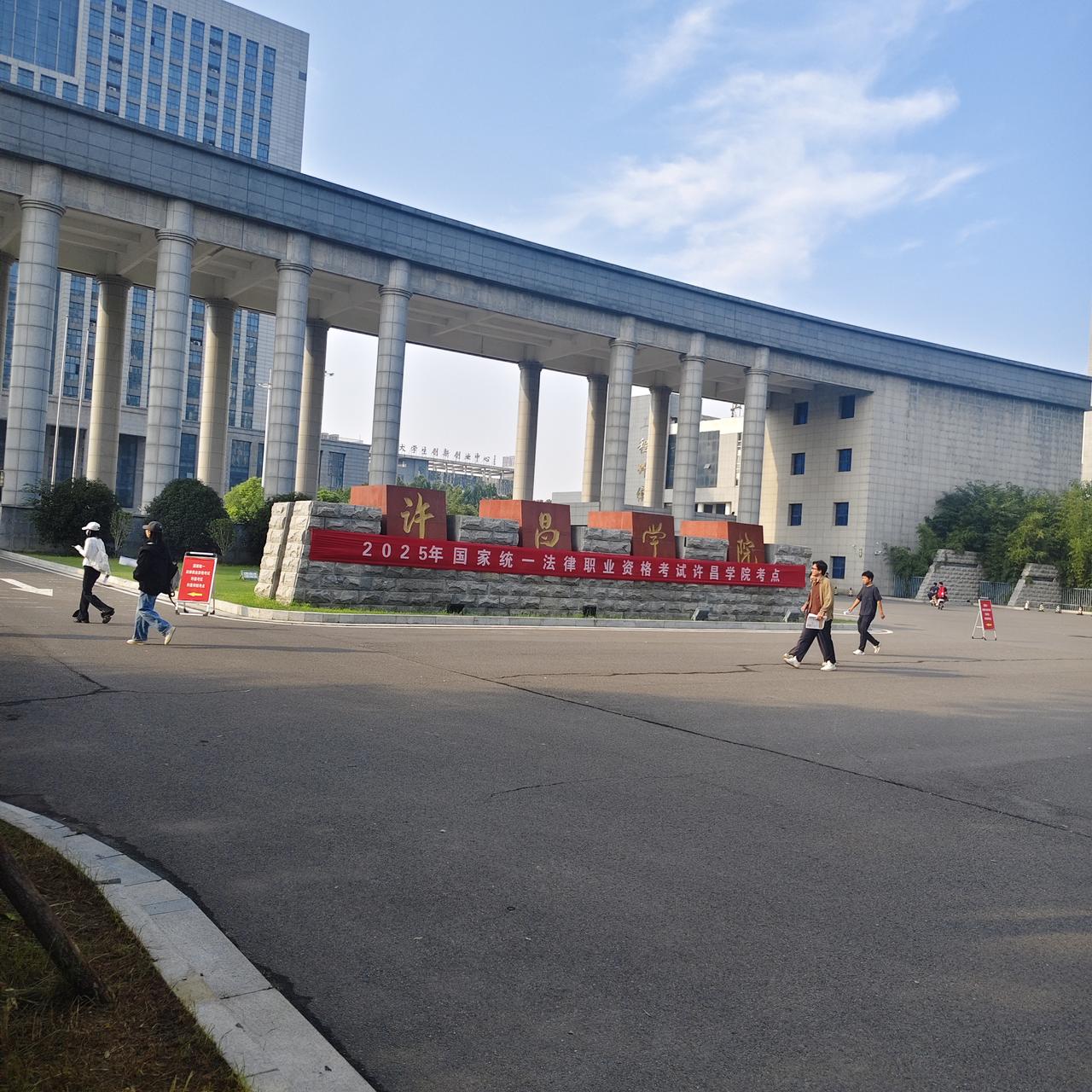 你说我这半老徐娘还来凑什么热闹，一上午烤得我低血糖都犯了。而且我纯粹秉持朴素的道