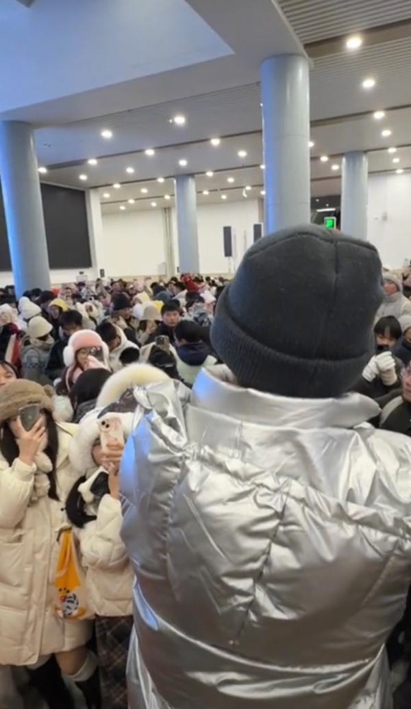 今儿个咱不聊别的，就说说这两天在网上刷屏的那件真事儿。这事儿发生在江西庐山的一个
