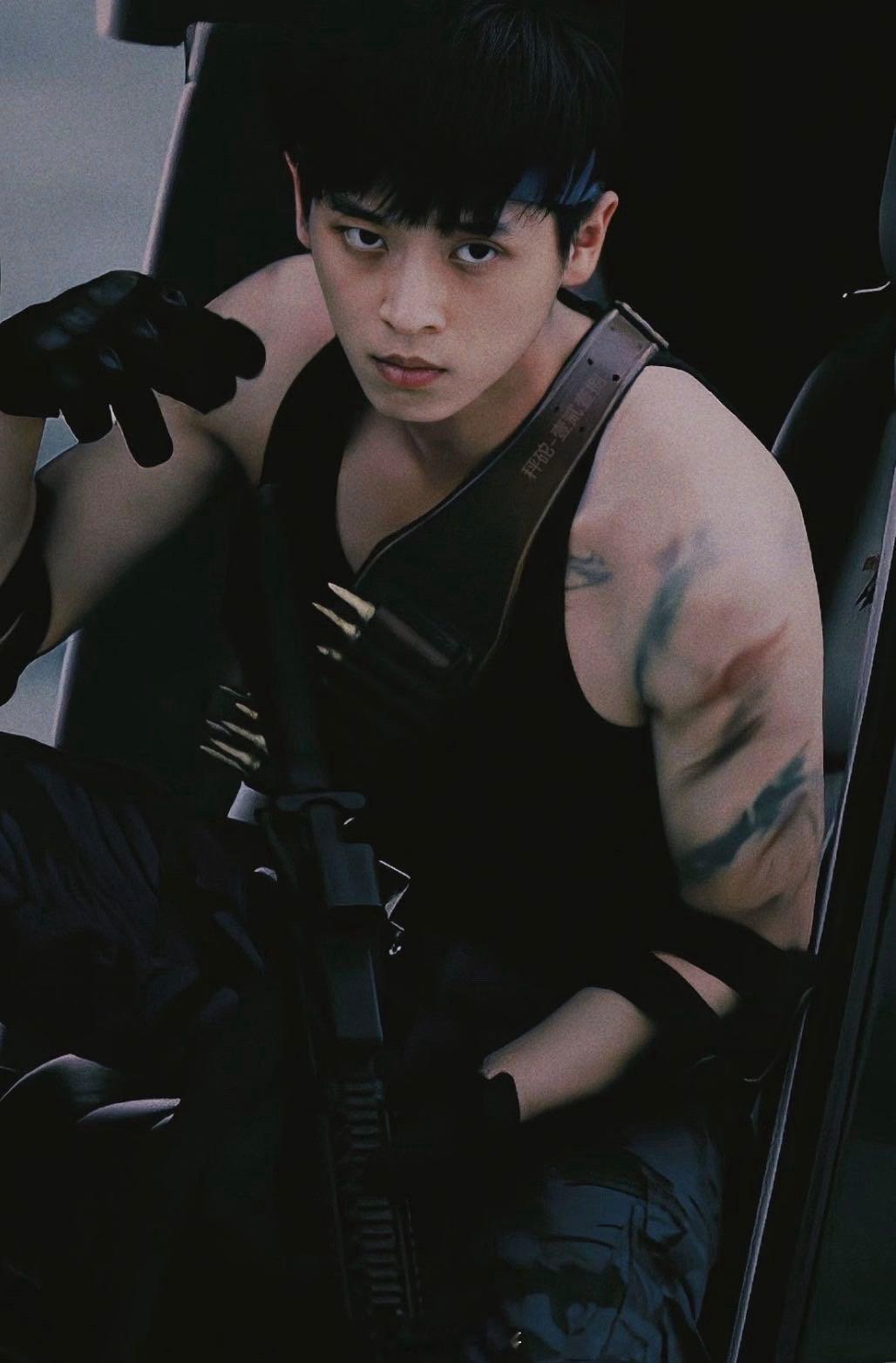 丞磊8年前就长这样 作为丞磊新粉，考古8年前作品太惊喜！他颜值一直这么能打，眉眼