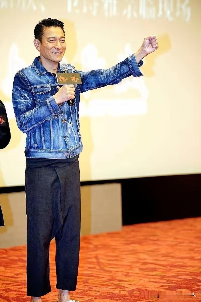 刘德华养生法，颠覆三十年认知：
顶级自律，方为最佳冻龄术
曾以为，
养生是多喝热