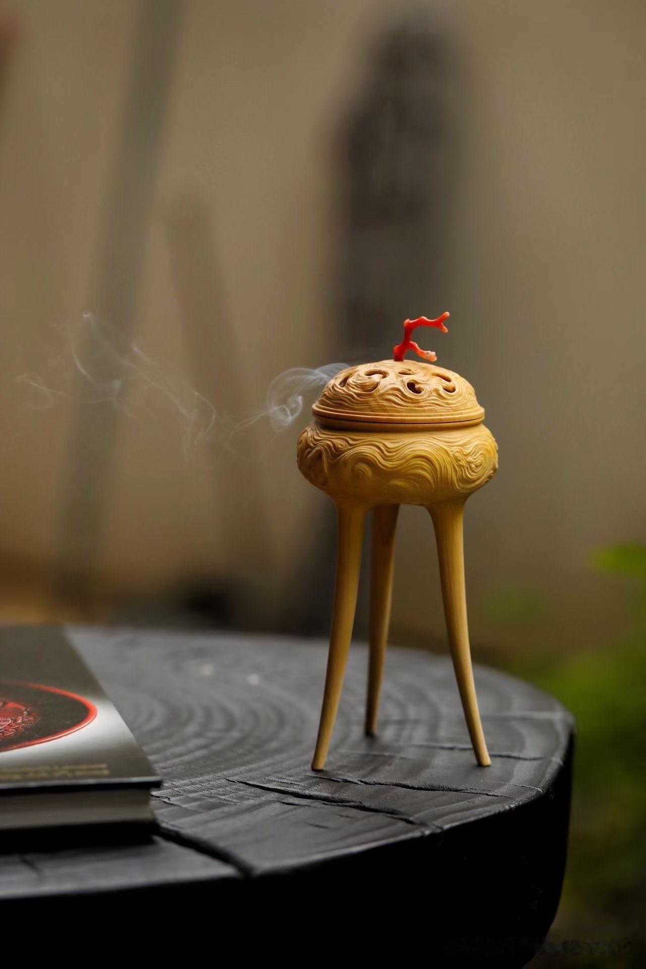 袅袅青烟升起时，最动人的往往不是香气，而是那份慢下来的心境。

以黄杨木整料雕琢