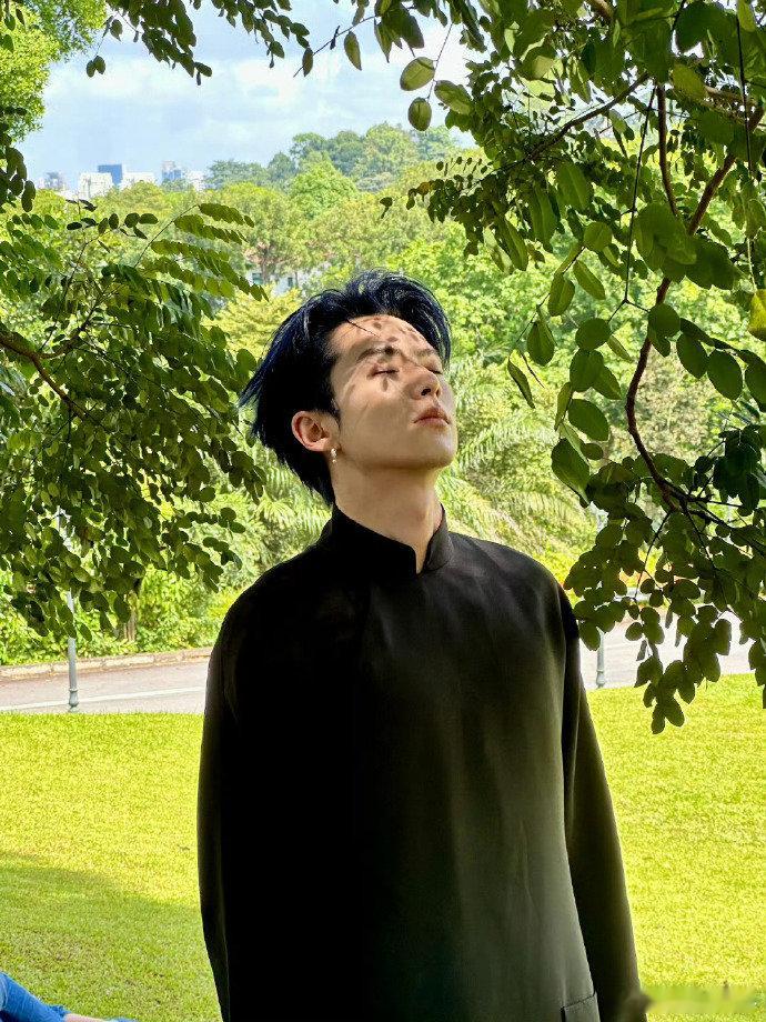 亲爱的客栈王鹤棣员工变老板亲爱的客栈亲爱的客栈开播亲爱的客栈终于开播啦，王鹤棣从